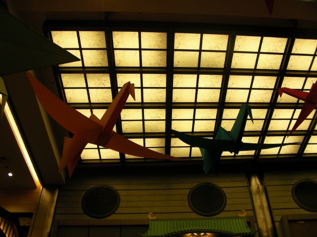 折り紙の鶴をモチーフにした作り物